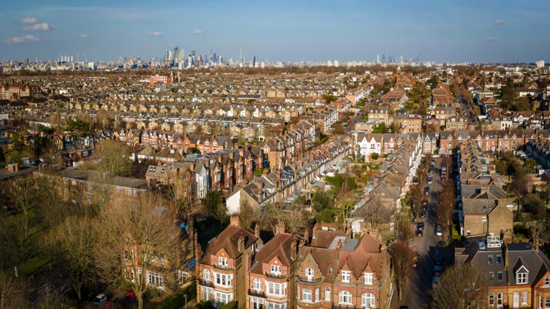 Why More Young Professionals Are Swapping Central London for South West Over the past few years, a quiet but powerful trend has reshaped London’s property market. Young professionals are increasingly turning away from Central London in favour of the green, community-driven pockets of the South West - places like Clapham, Balham, Wimbledon and Richmond.